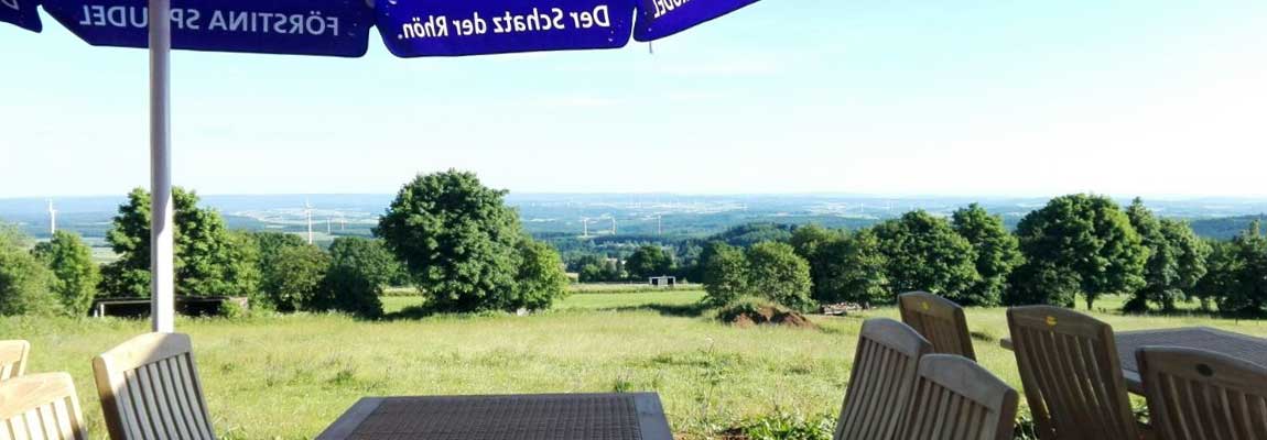 Aussicht auf der Terrasse der Vogelschmiede von der Herchenhainer Höhe